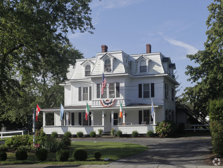 7 Beach Ln, Westhampton Beach, NY for sale - Primary Photo - Image 1 of 1