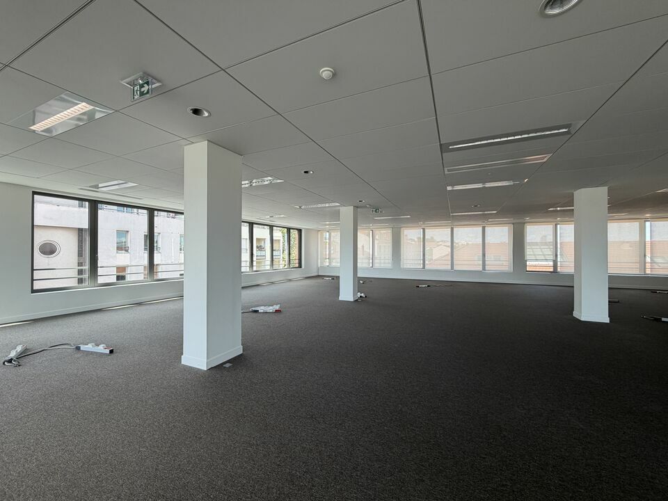 Office in Lyon for sale Interior Photo- Image 1 of 2