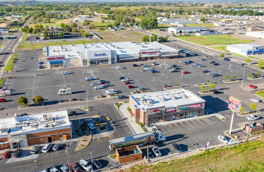 Ontario Retail Center portfolio of 2 properties for sale on LoopNet.co.uk - Building Photo - Image 2 of 14