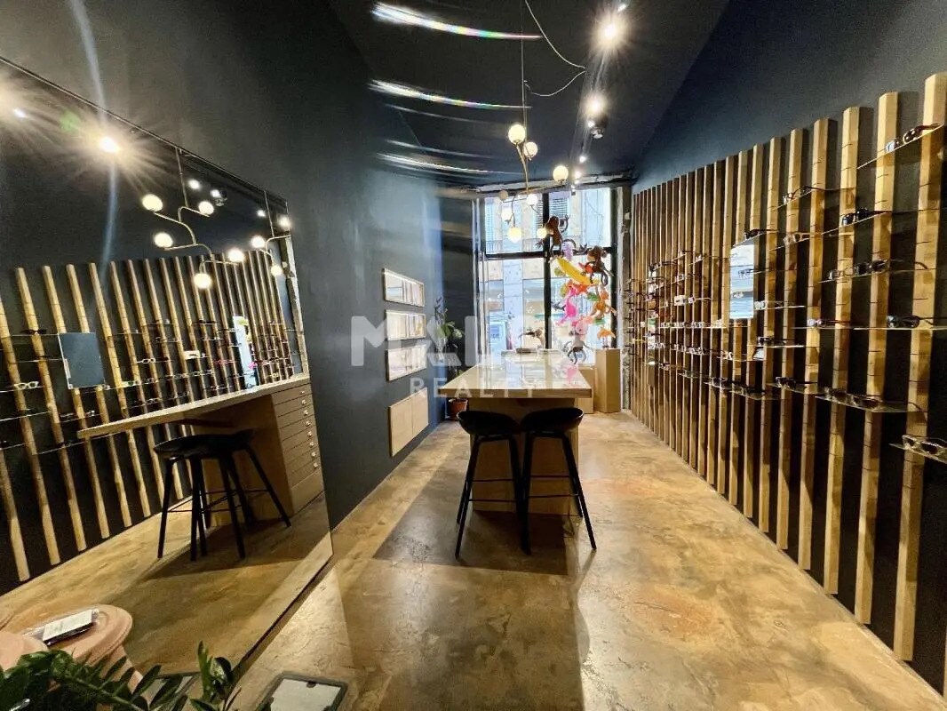 Retail in Lyon to rent Interior Photo- Image 1 of 3