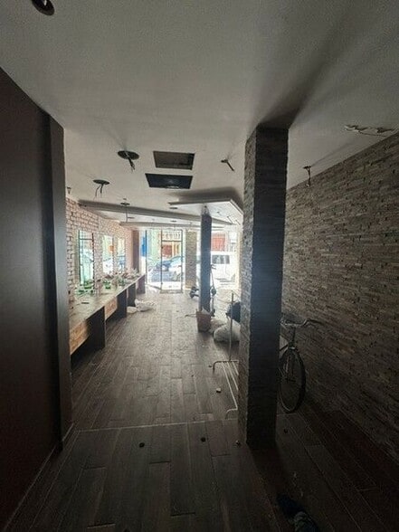 Retail in Lyon for sale - Interior Photo - Image 3 of 8