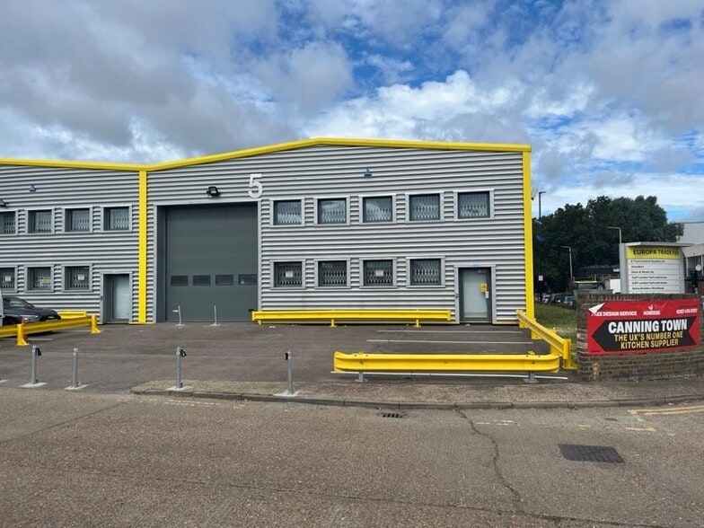 Cody Rd, London to rent - Building Photo - Image 3 of 7