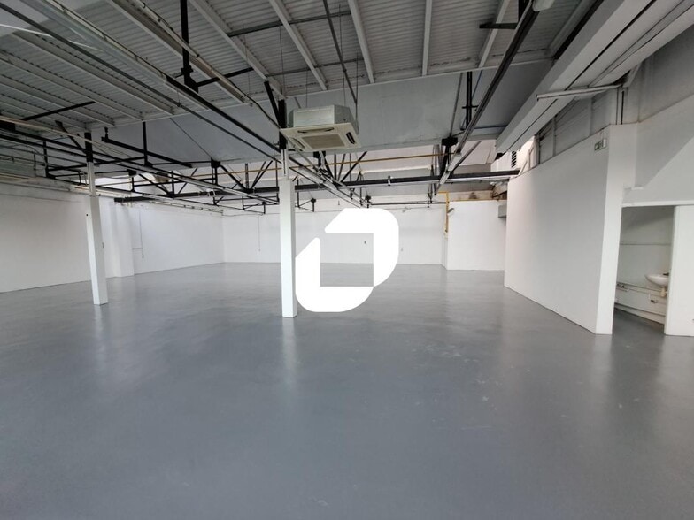 Light Industrial in Pantin to rent - Interior Photo - Image 1 of 7