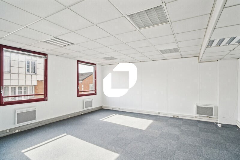 Office in Montigny-le-Bretonneux to rent Interior Photo- Image 1 of 13