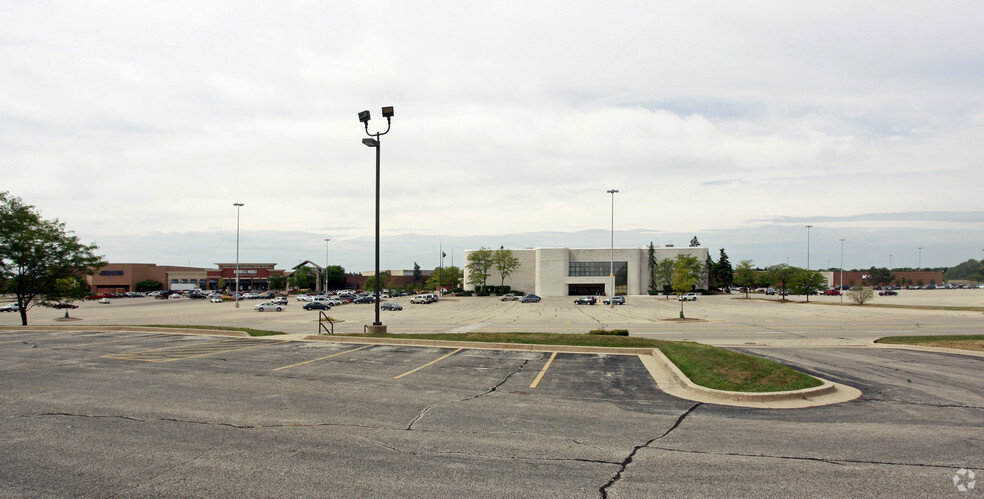 1072 Spring Hill Mall, West Dundee, IL for sale - Primary Photo - Image 1 of 1