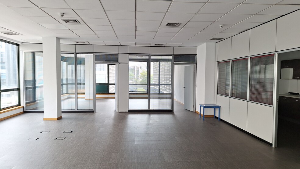 Avenida Industria, 6 - 8, Alcobendas, Madrid to rent - Interior Photo - Image 3 of 11