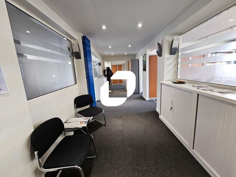 Office in Versailles to rent - Lobby - Image 1 of 12