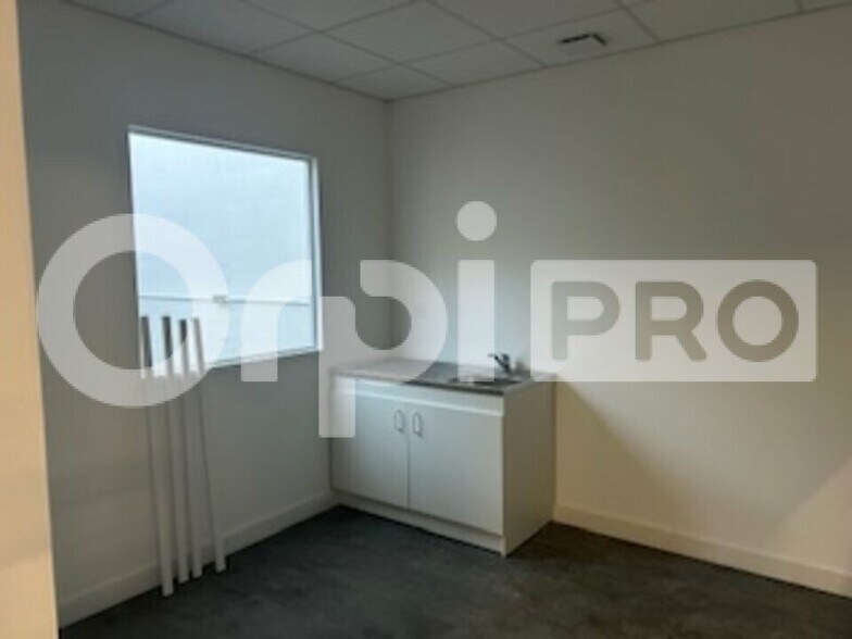 Light Industrial in Vénissieux for sale - Building Photo - Image 3 of 5