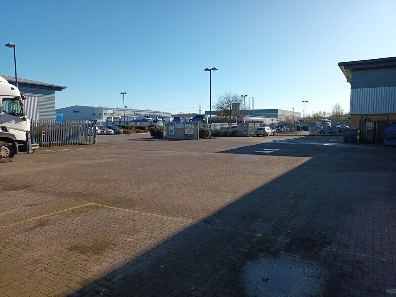 Moorend Farm Ave, Avonmouth to rent - Building Photo - Image 2 of 4