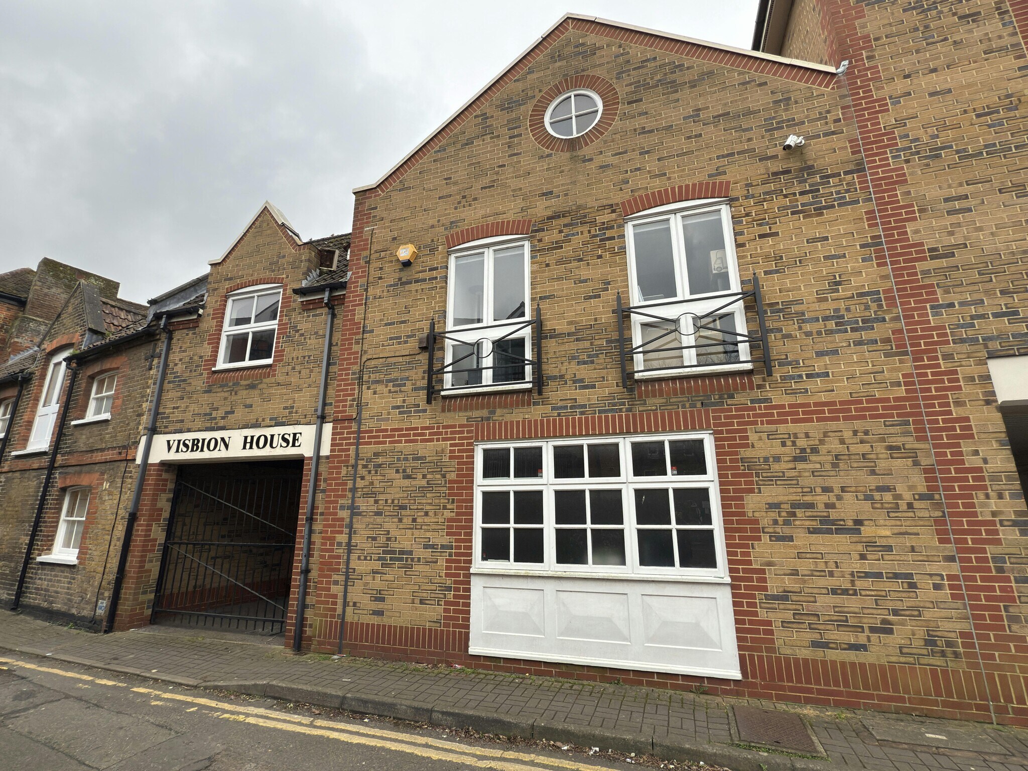 Gogmore Ln, Chertsey to rent Building Photo- Image 1 of 6