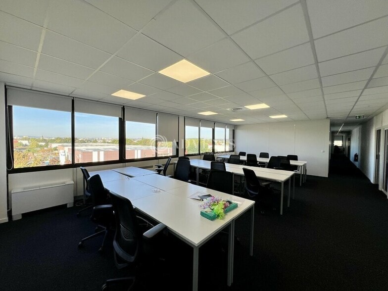 10 Avenue De La Mare, SAINT-OUEN-L'AUMONE to rent - Building Photo - Image 3 of 12