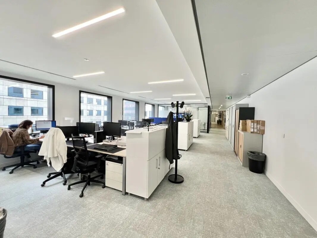 Office in Courbevoie to rent Building Photo- Image 1 of 8