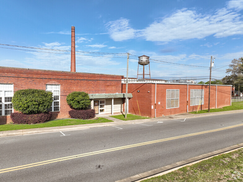 357 N Main St, Stanley, NC for rent - Primary Photo - Image 1 of 11