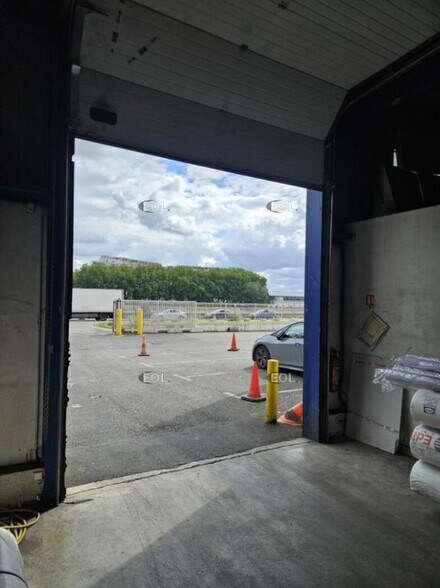 Industrial in Vitry-sur-Seine to rent - Building Photo - Image 3 of 11