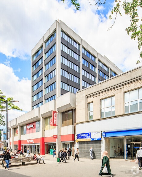 Lampton Rd, Hounslow to rent - Building Photo - Image 2 of 11