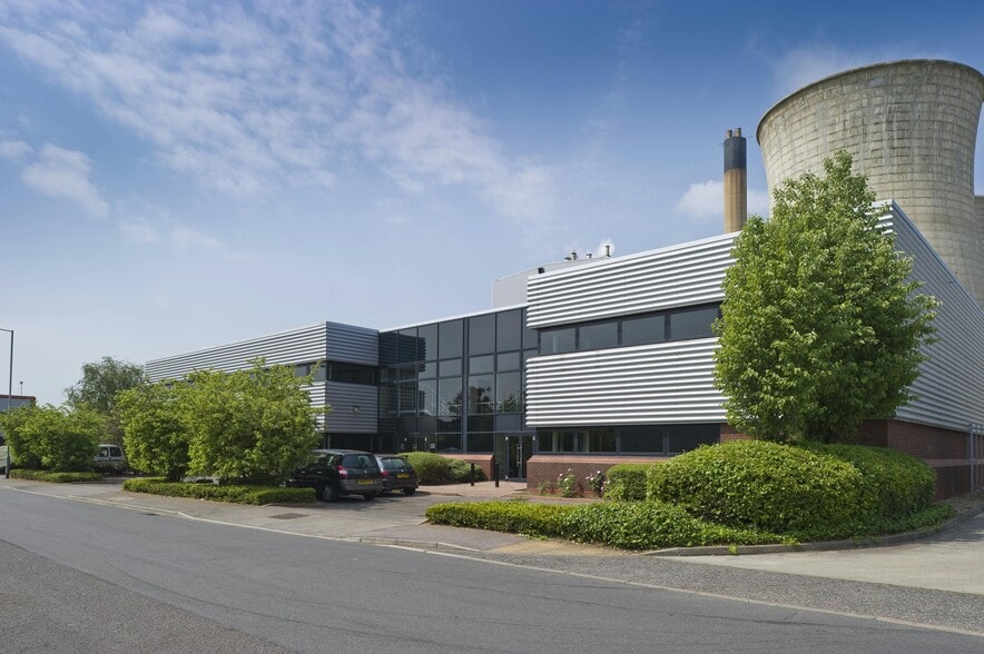 683-685 Stirling Rd, Slough to rent - Building Photo - Image 1 of 6