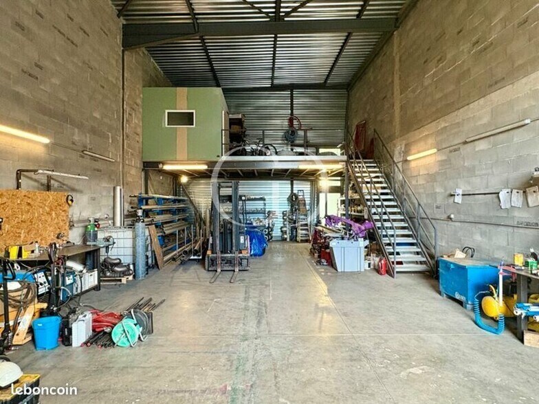 7 Rue Du Chapoly, Saint-Genis-les-Ollières to rent - Interior Photo - Image 3 of 6