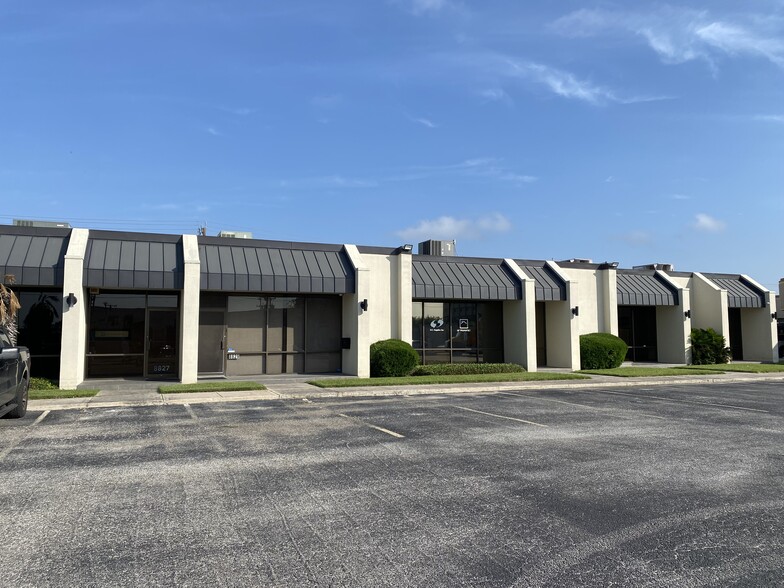 8823-8833 Tradeway St, San Antonio, TX for rent - Building Photo - Image 1 of 6