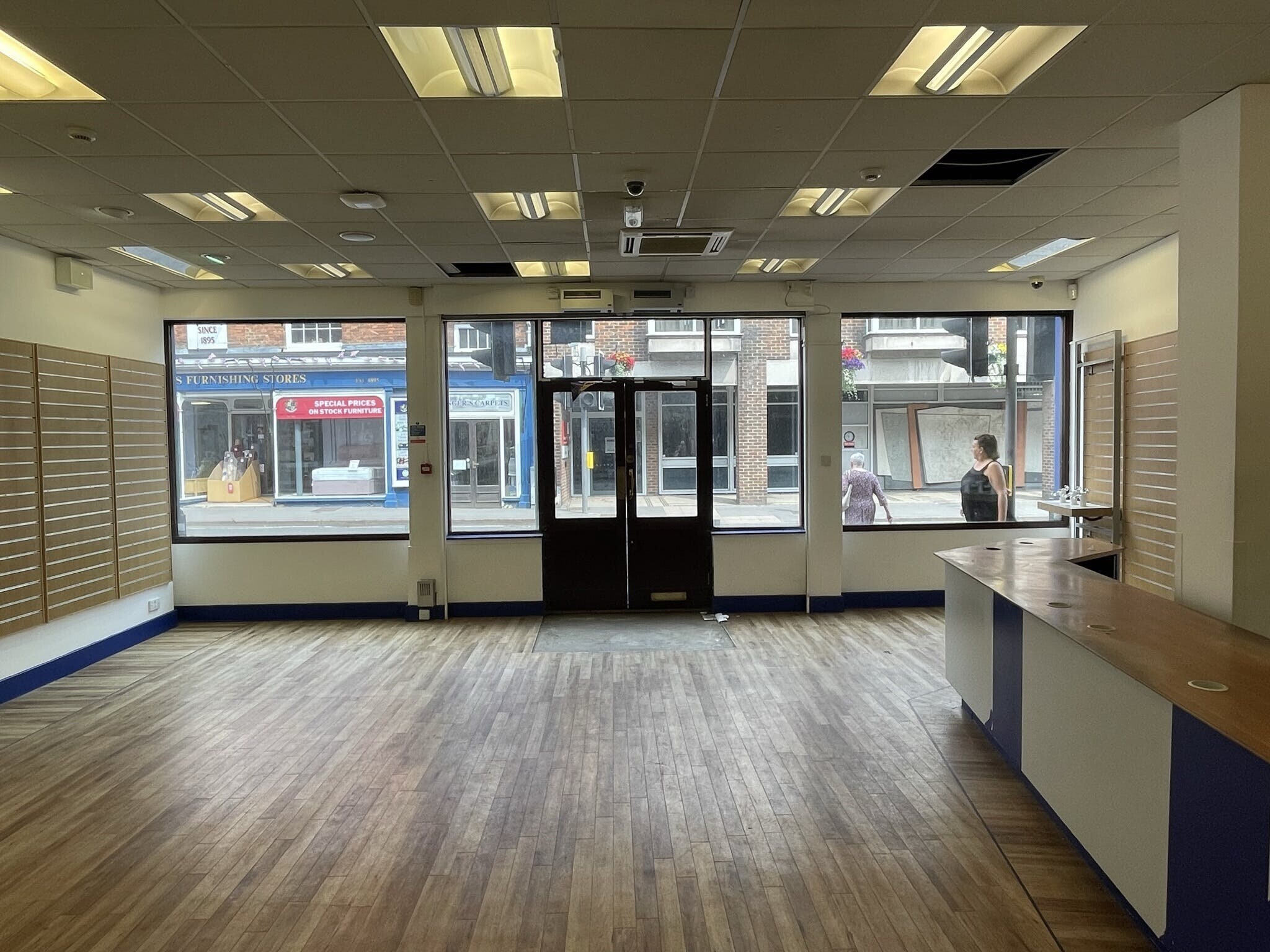 16-17 West St, Farnham to rent Interior Photo- Image 1 of 3