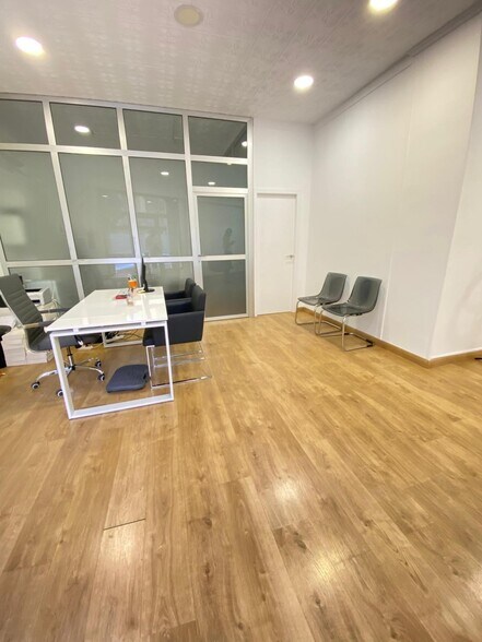 Retail in Cieza to rent - Interior Photo - Image 1 of 5