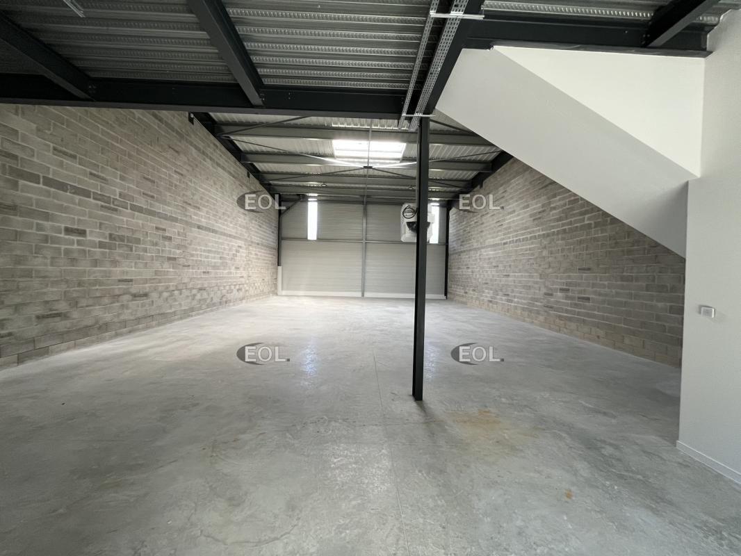 Light Industrial in Les Mureaux to rent Building Photo- Image 1 of 9