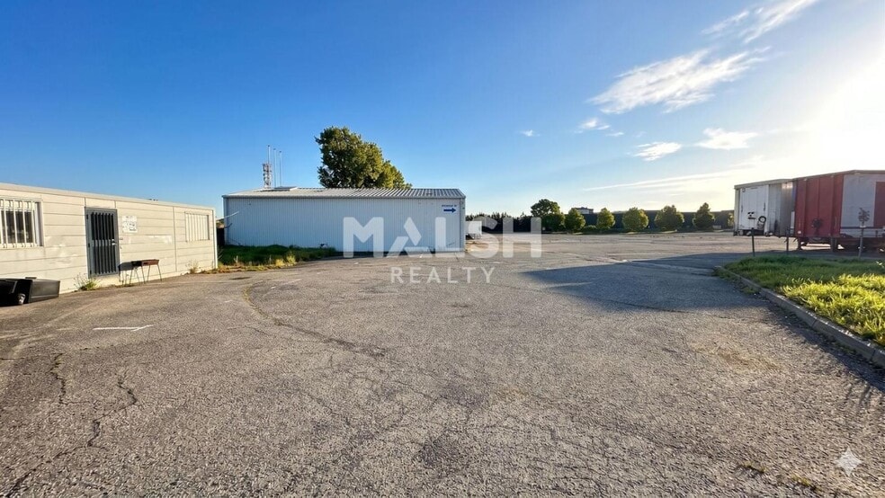 Land in Saint-Priest to rent - Building Photo - Image 1 of 12