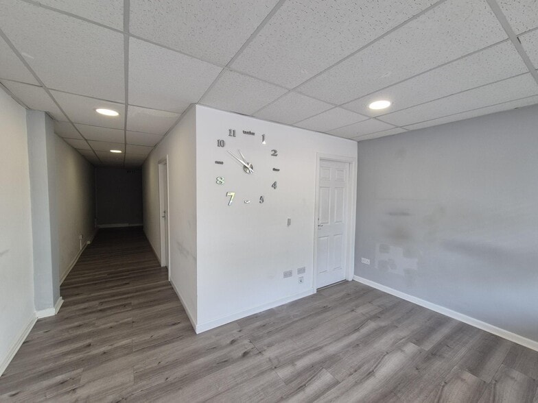 7 Tree View Ct, Liverpool to rent - Building Photo - Image 2 of 4