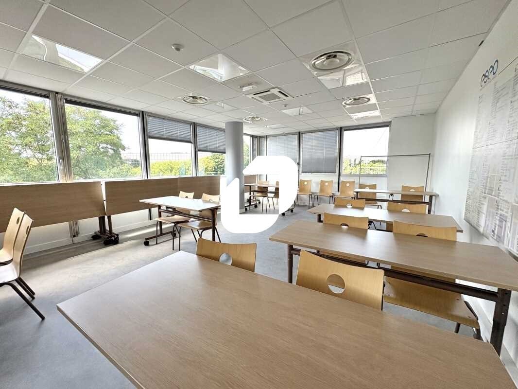 Office in Vélizy-Villacoublay to rent Interior Photo- Image 1 of 13