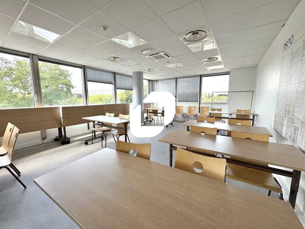 Office in Vélizy-Villacoublay to rent Interior Photo- Image 1 of 13