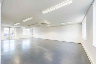Chapel Mill Rd, Kingston Upon Thames to rent Interior Photo- Image 1 of 5