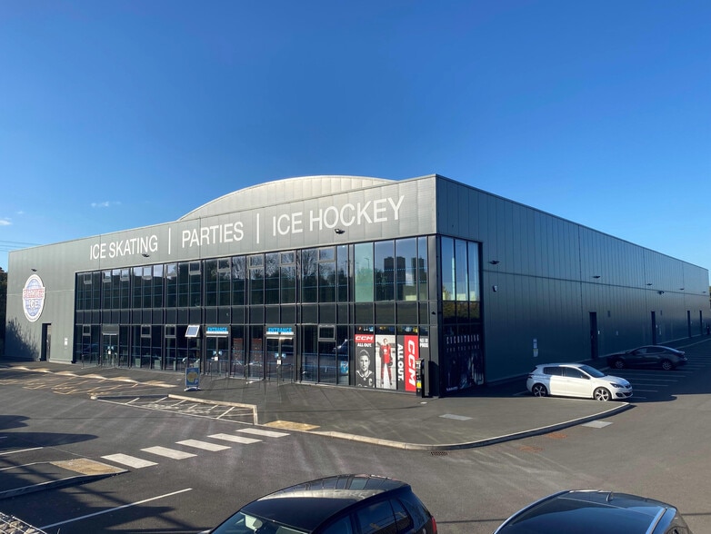 Elland Rd, Leeds to rent - Primary Photo - Image 1 of 1