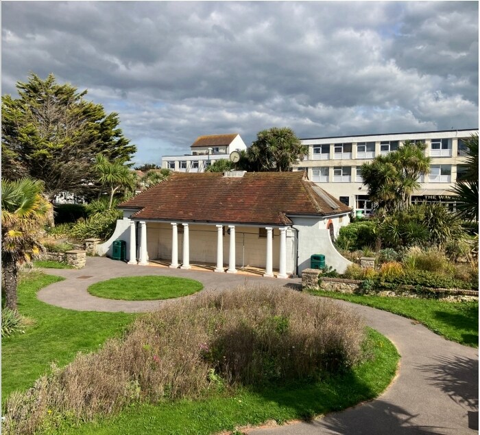 Marine, Bognor Regis to rent Building Photo- Image 1 of 4