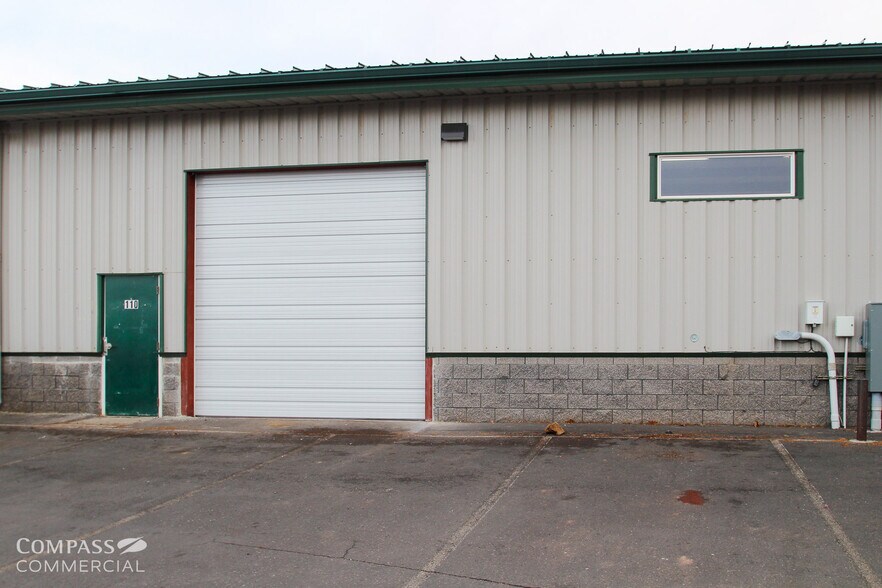 20671 High Desert Ln, Bend, OR for rent - Building Photo - Image 3 of 8