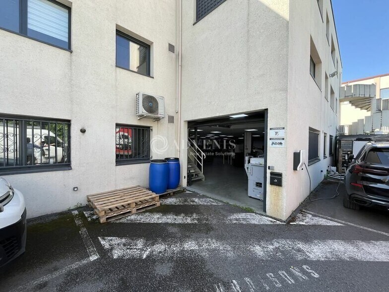 Light Industrial in Neuilly-Plaisance to rent - Building Photo - Image 2 of 12
