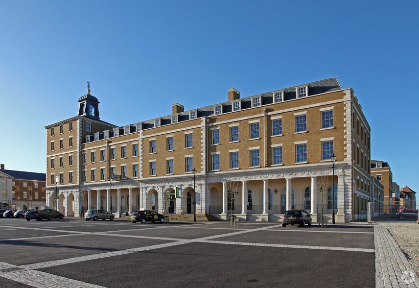 Queen Mother Sq, Dorchester to rent - Building Photo - Image 2 of 4