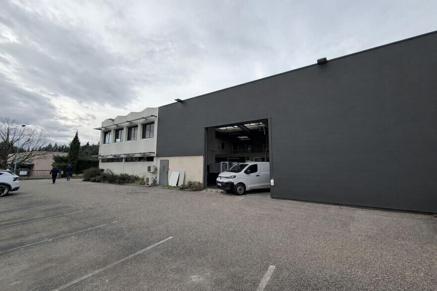 Light Industrial in Dardilly to rent - Building Photo - Image 2 of 14