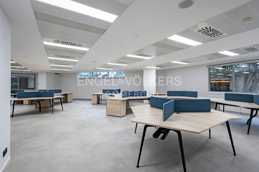 Office / Retail in Barcelona, Barcelona to rent - Interior Photo - Image 1 of 5