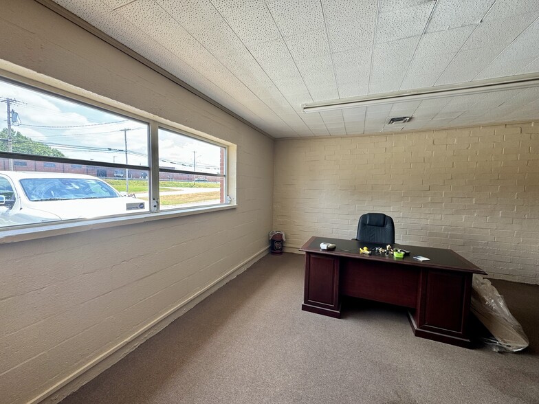 1930-1932 W Green Dr, High Point, NC for rent - Interior Photo - Image 3 of 7