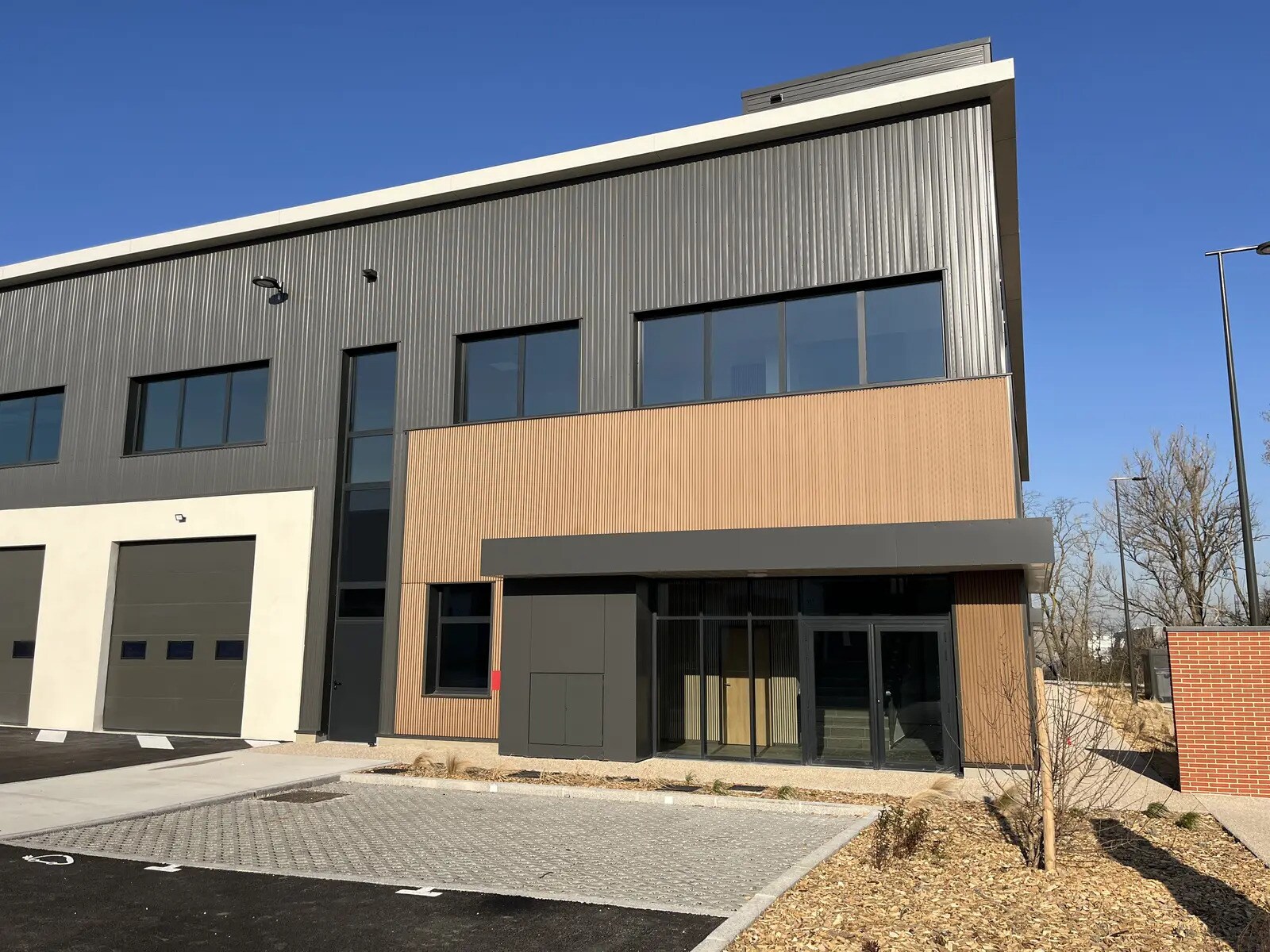 Light Industrial in Saint-Priest to rent Building Photo- Image 1 of 6