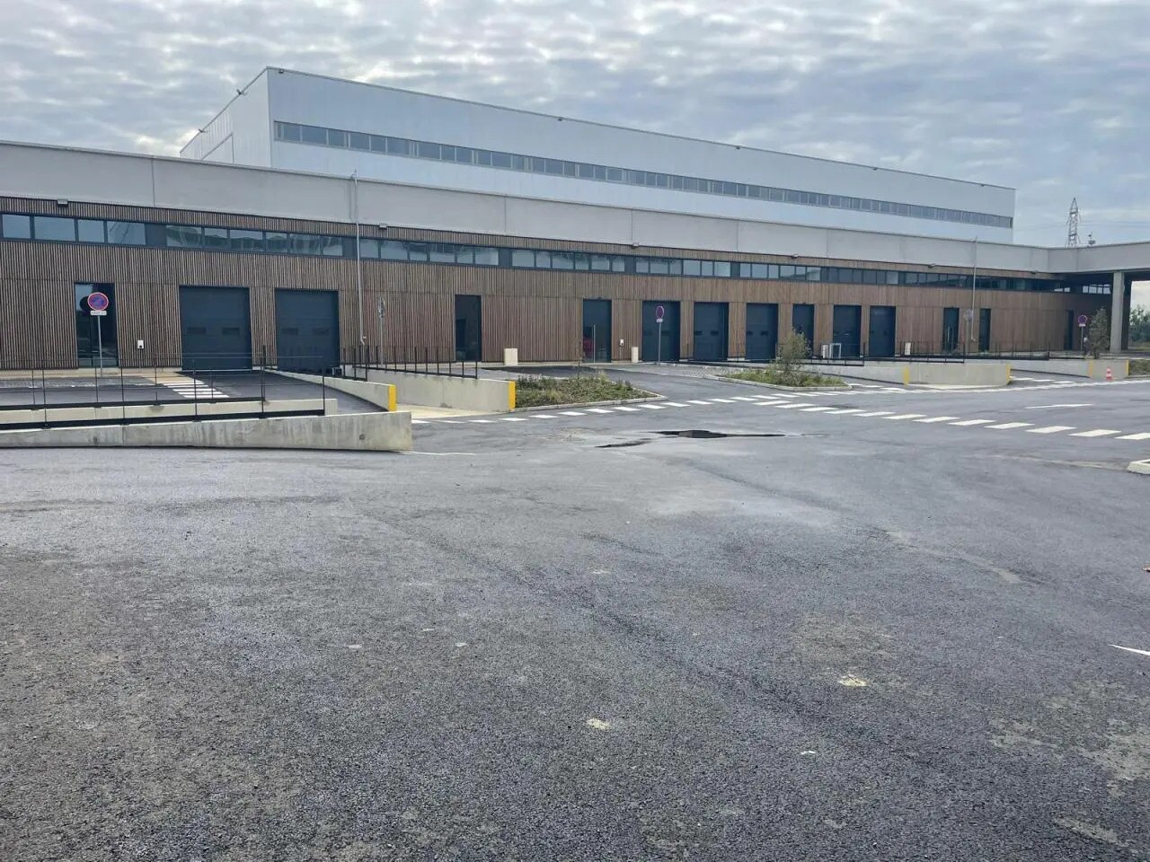 Light Industrial in Tremblay-en-France to rent Building Photo- Image 1 of 6