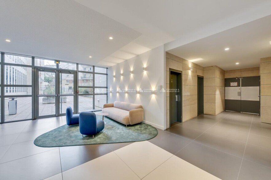 Office in Rueil-Malmaison to rent - Lobby - Image 2 of 11