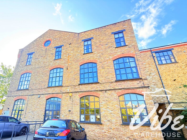 Shacklewell Ln, London to rent - Building Photo - Image 1 of 15