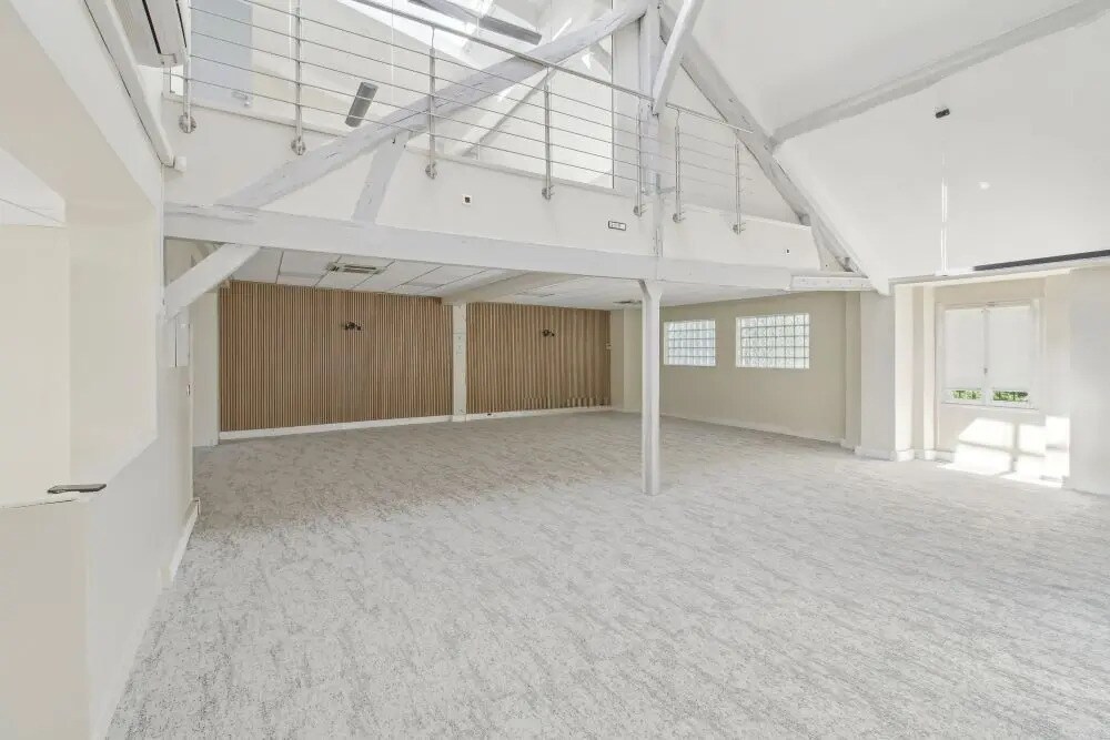 Location Bureaux 681 m² - Photo 1