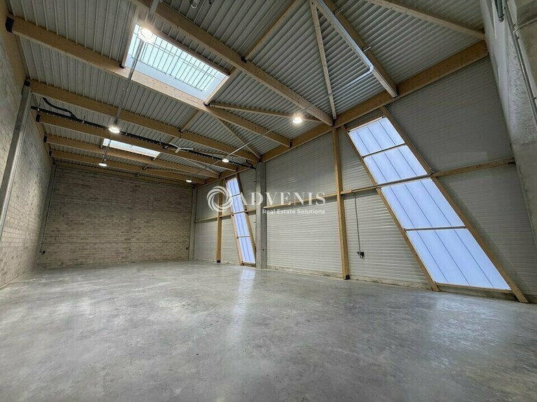 Light Industrial in Ozoir La Ferriere to rent - Interior Photo - Image 2 of 6
