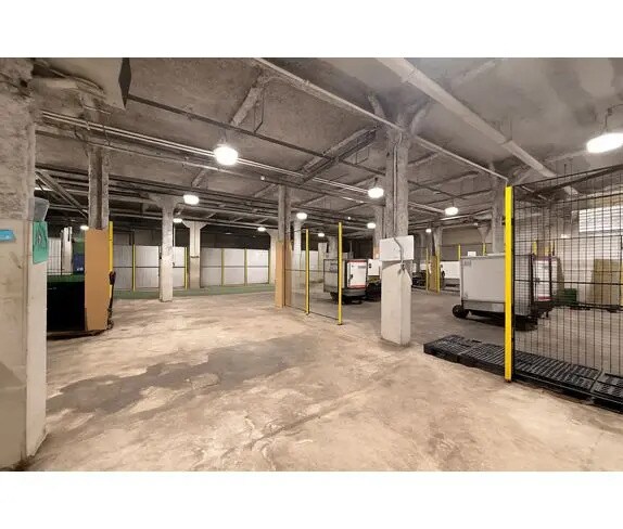 Industrial in Paris to rent Interior Photo- Image 1 of 7