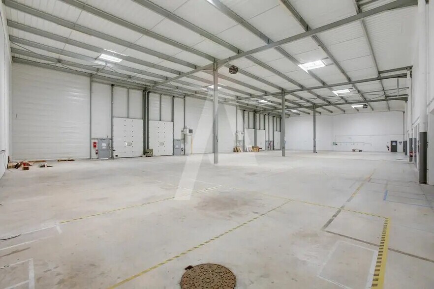 Light Industrial in Lieusaint to rent - Interior Photo - Image 2 of 5