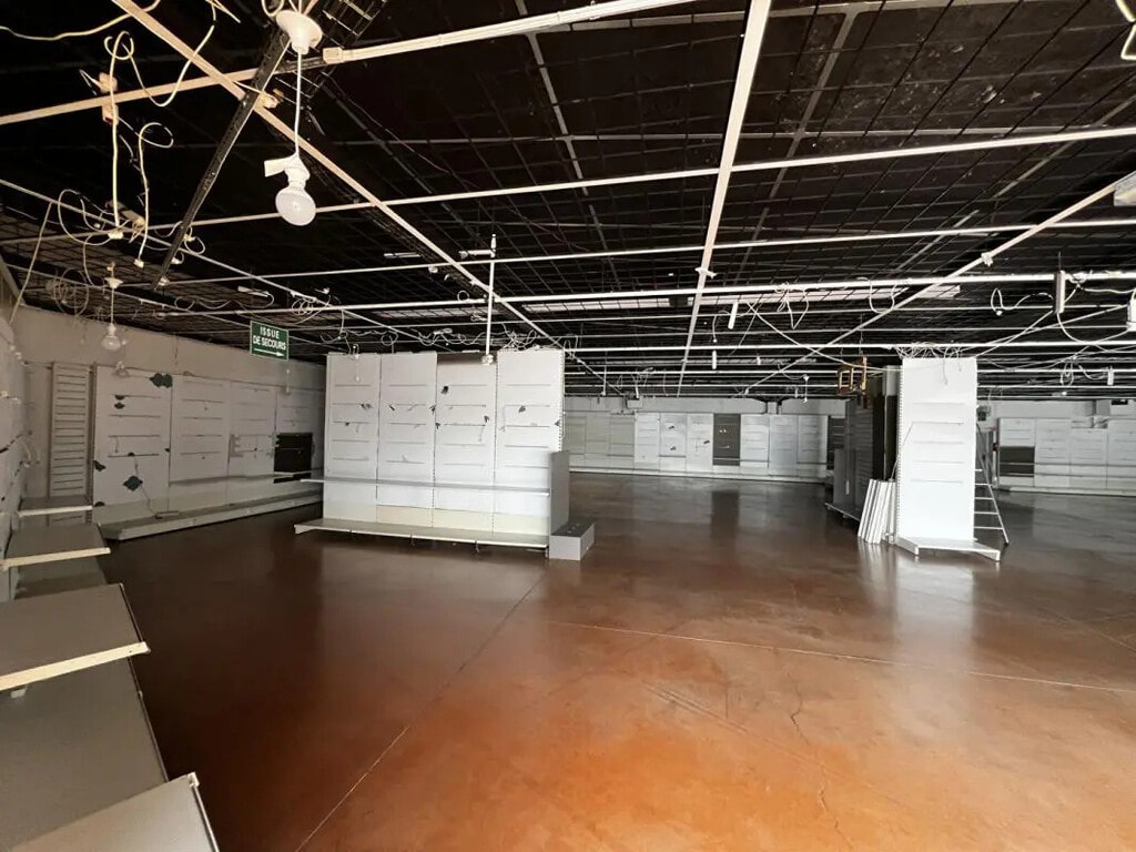 Location Commerce 896 m² - Photo 1