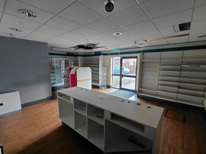 90 Victoria Rd, Horley to rent Interior Photo- Image 1 of 3