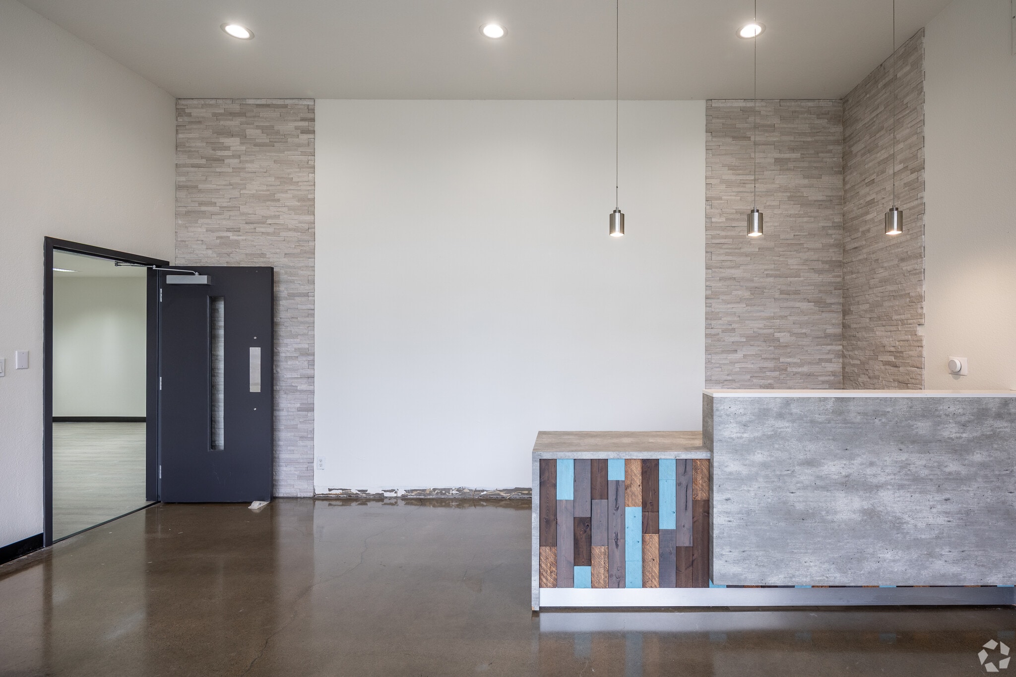 1803-1811 Carnegie Ave, Santa Ana, CA to rent Lobby- Image 1 of 11