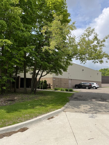 23028 Commerce Dr, Farmington Hills, MI for rent - Building Photo - Image 2 of 7